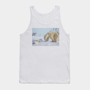 Mother polar bear watching over her two newborn cubs Tank Top